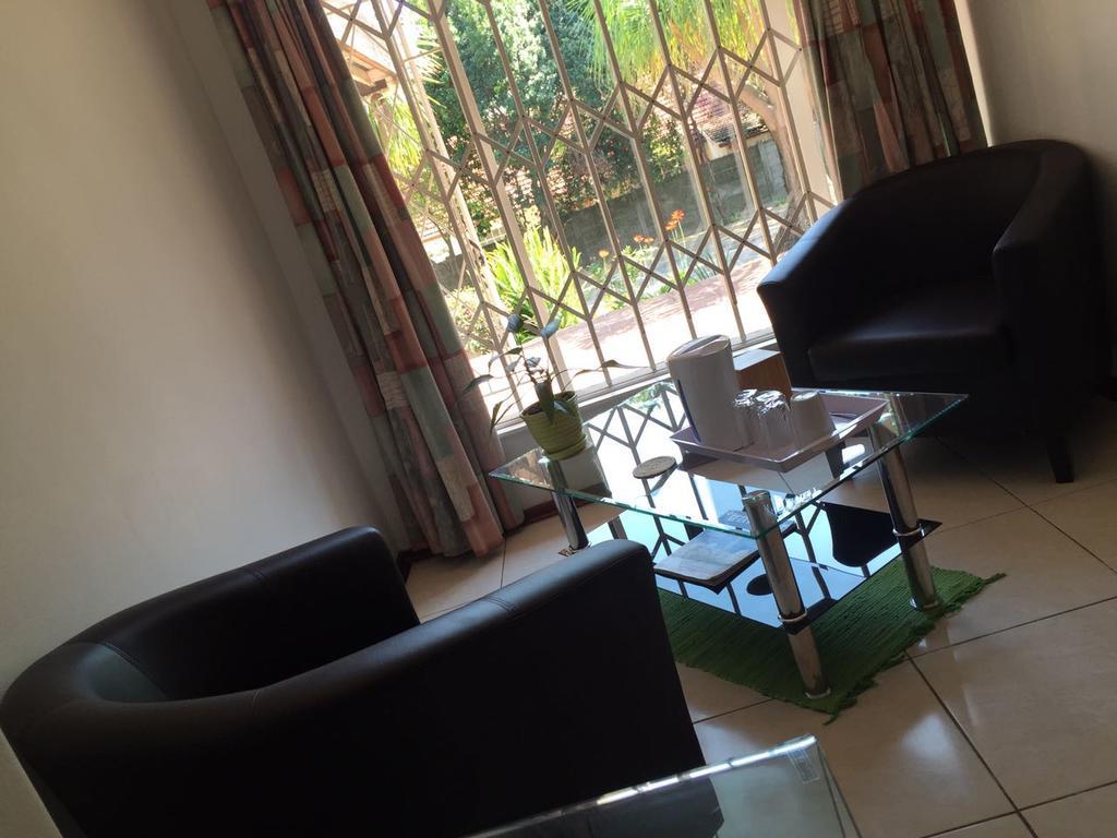 Hotel 99 On Alma à Sandton Extérieur photo